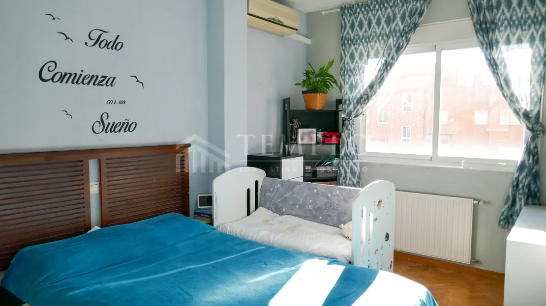 Una habitación luminosa y acogedora con una cama grande y cómoda, ideal para el descanso y la relajación.