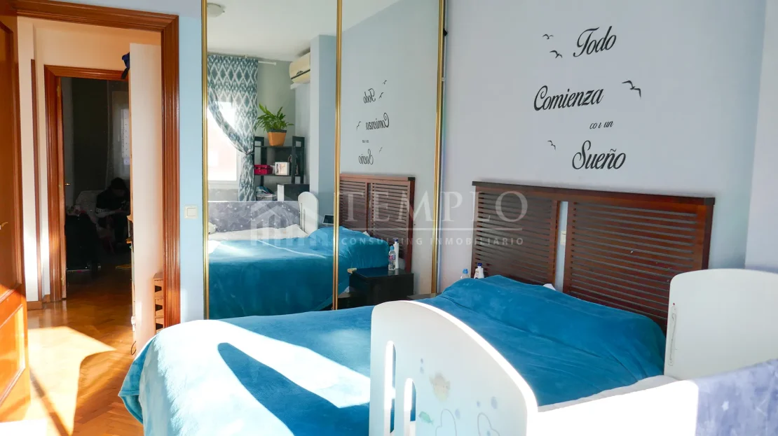 Una habitación luminosa y acogedora con una cama grande en piso en ático en Las Rosas