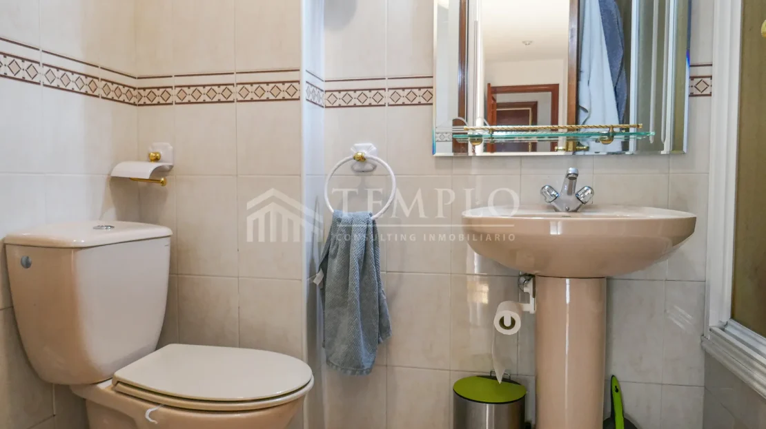 Cuarto de baño cómodo en el piso en venta en Madrid