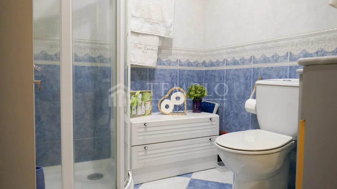 Un baño moderno y elegante con ducha independiente y lavabo.