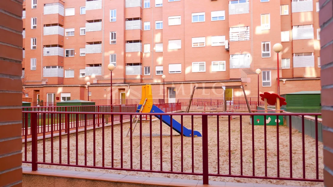 parque infantil que se encuentra en el interior de la urbanización