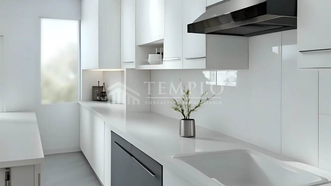 Una cocina moderna y espaciosa con electrodomésticos de acero inoxidable y encimeras de granito.