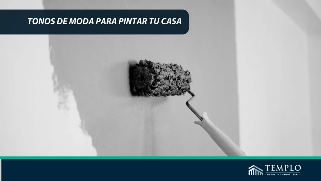 Imagen de un rodillo pintando la pared de una habitación.