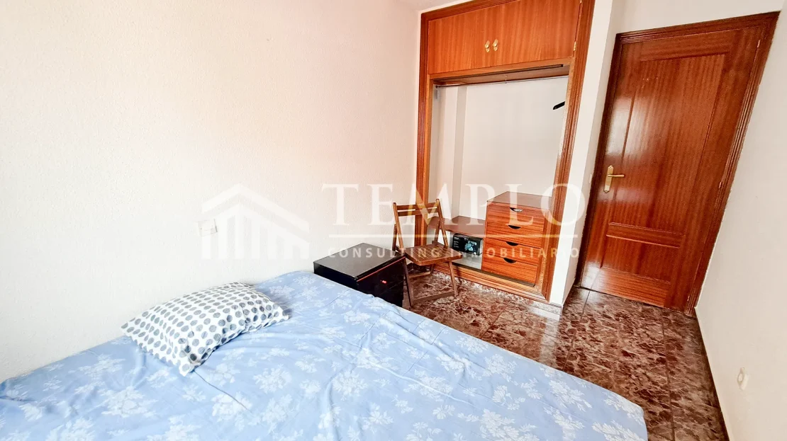 Dormitorio elegante con armario empotrado en piso en venta por Templo Consulting.