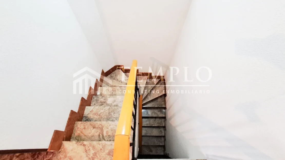 Escaleras elegantes de un piso en venta por Templo Consulting