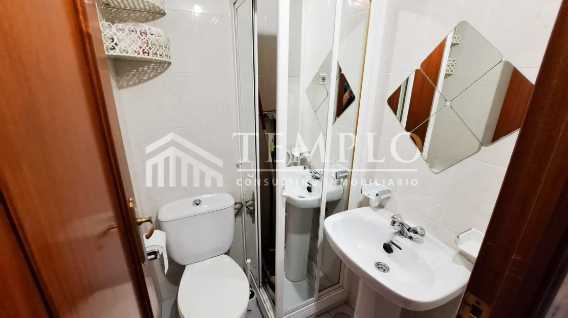 Imagen de un moderno cuarto de baño con ducha en un piso en venta por Templo Consulting.