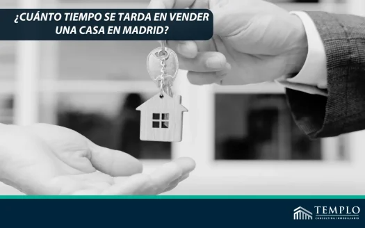 Dos personas llegando a un acuerdo de compra-venta de una vivienda en Madrid.