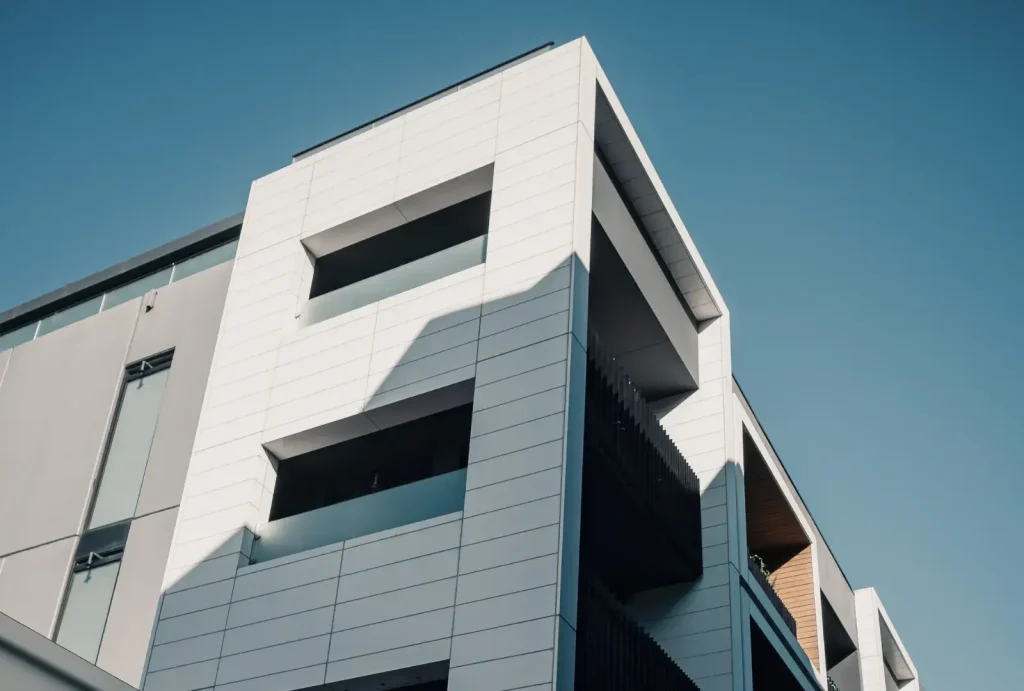 Cómo afecta una derrama pendiente al precio de venta de un piso en Madrid